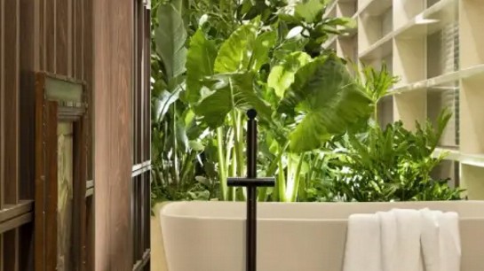 A madeira maciça é uma ótima opção para diferentes tipos de projetos em sala de banho