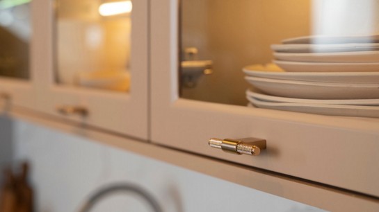 Seus aparelhos de chá e café organizados decoram e identificam o ambiente.