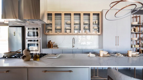 Na construção ou na reforma de uma bancada de cozinha, a escolha do material apropriado é de extrema importância e requer um planejamento bem-estruturado.