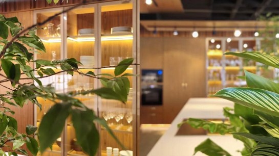 Iluminação LED em pontos estratégicos traz equilíbrio ao ambiente.