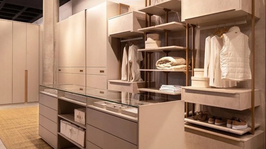 Closet criando a transição perfeita entre quarto e banheiro.