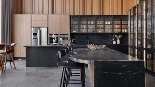 Invista em marcenaria sob medida e superfícies contínuas para um visual elegante e prático. Foto: Gustavo Vinhote