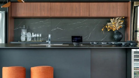 Tecnologia integrada e design inteligente criam experiências imersivas nos ambientes planejados, além de oferecerem praticidade no dia a dia.