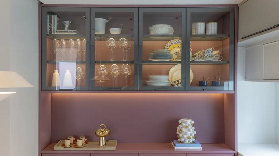 Sofisticação com identidade: uma cozinha contemporânea que expressa a força do design brasileiro em soluções criadas para quem vive e transforma o espaço. Crédito: Lucas Barbosa